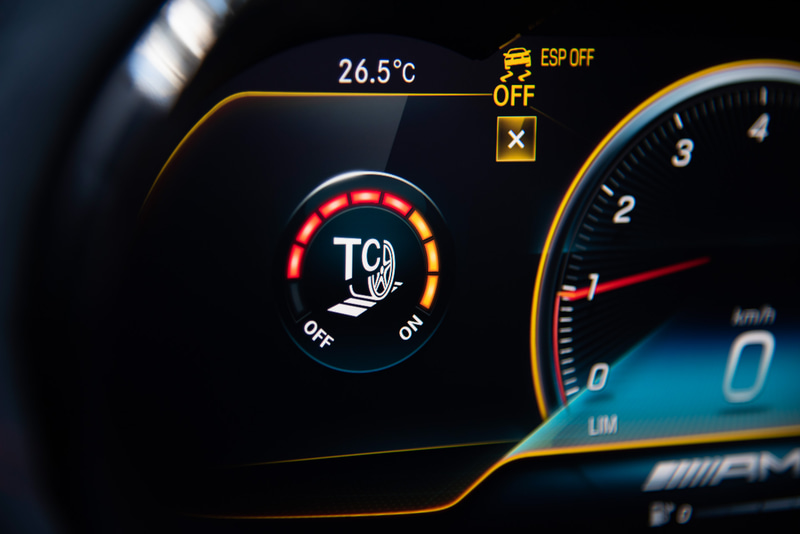 レベルは見やすいメーター内にも表示される。レベル1は安全性が高いウェットでの運転用にプログラムされていて、レベル9ならドリフト走行も可能となる