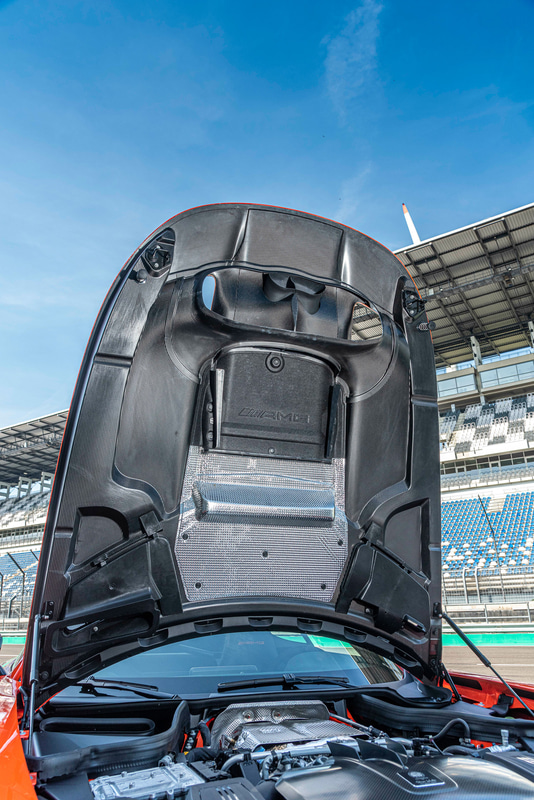 軽量なカーボンファイバー製ボンネット