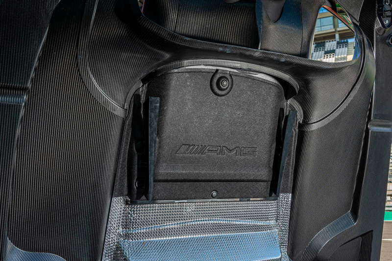 軽量なカーボンファイバー製ボンネット