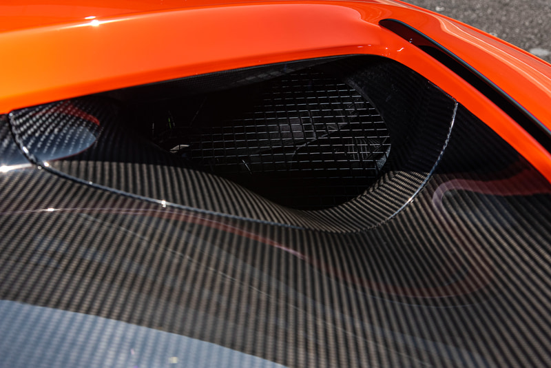 ボンネットの大型ダクト