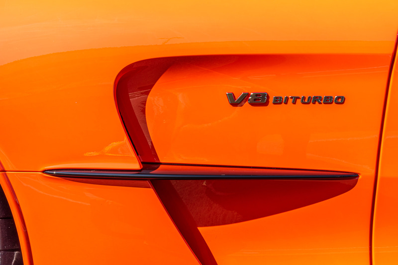 ボディカラーのフィンとフロントカーボンファイバーウィングのホイールの後ろにある排気口を備えたシームレスに統合されたルーバー（エアスロット）は、効果的なホイールアーチベンチレーションによってフロントアクスルのダウンフォースを高める