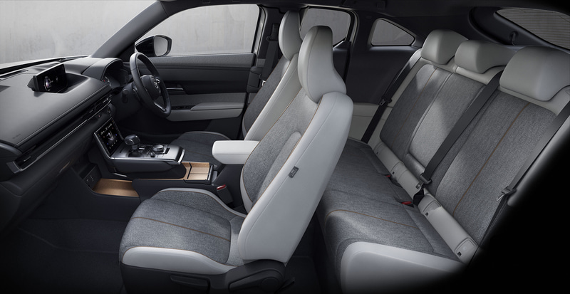 ホワイトの合皮とメランジ調のクロスを組み合わせた、明るくモダンなコーディネートの「モダン コンフィデンス」（ホワイト内装）