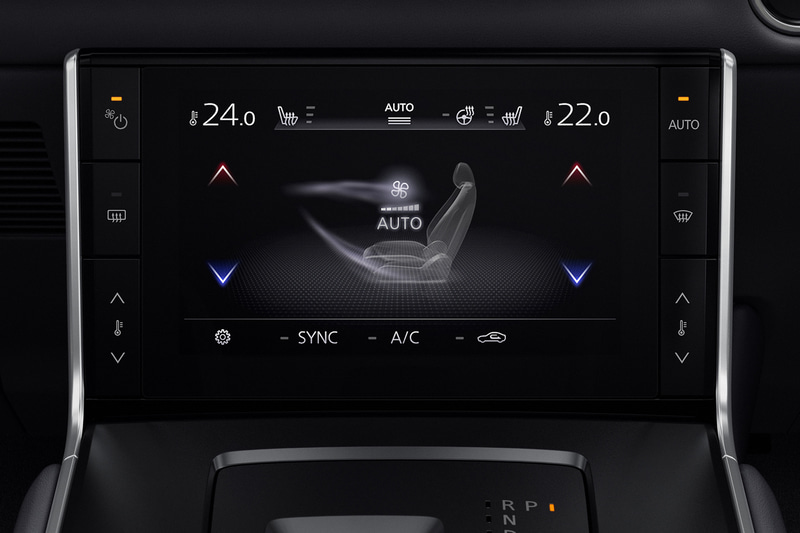 フロントコンソール前部に採用する7インチタッチパネルディスプレイ