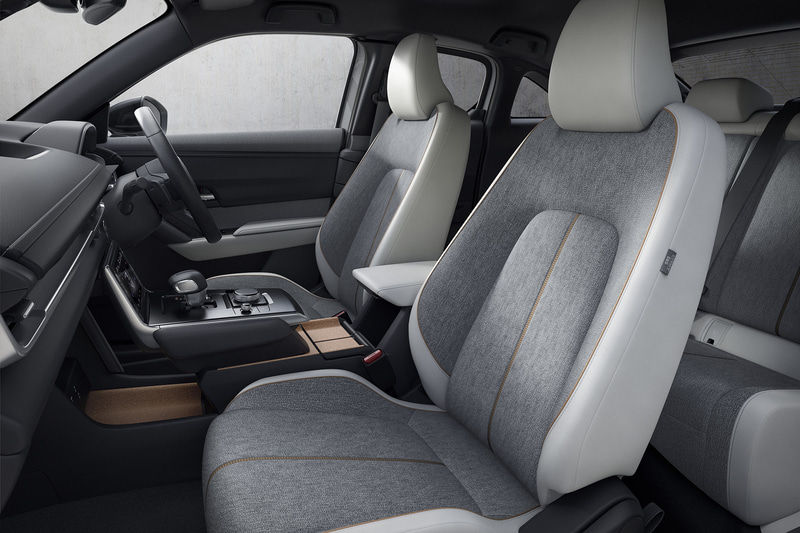 ホワイトの合皮とメランジ調のクロスを組み合わせた、明るくモダンなコーディネートの「モダン コンフィデンス」（ホワイト内装）