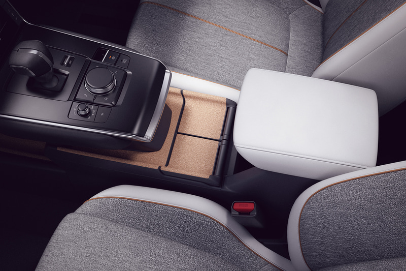 MX-30ではコンソールトレイ部とドアグリップにコルクを採用。このコルクは「東洋コルク工業株式会社」として1920年に設立したマツダのヘリテージ素材でもある。採用しているコルクはホワイト内装とブラウン内装で色合いが異なるというこだわり