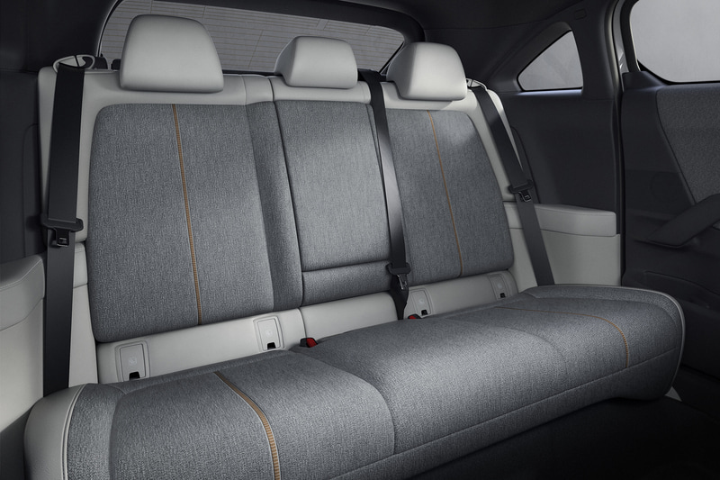 ホワイトの合皮とメランジ調のクロスを組み合わせた、明るくモダンなコーディネートの「モダン コンフィデンス」（ホワイト内装）