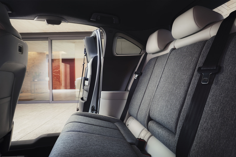 ホワイトの合皮とメランジ調のクロスを組み合わせた、明るくモダンなコーディネートの「モダン コンフィデンス」（ホワイト内装）