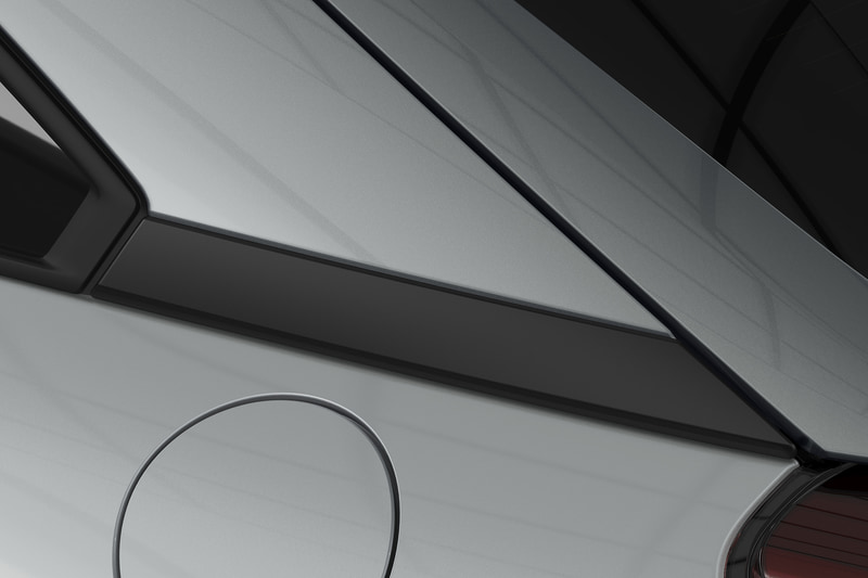 フレームドトップでは、AピラーからDピラーのキャブサイドの一部とリアゲートサイド部分をメタリックカラーとすることで、キャビンのスピード感と一体感あるリアエンドを強調。Dピラーとボディの境目にサテンクロームメッキのプレートを配置し、ブランドネーム「MAZDA」を刻印する