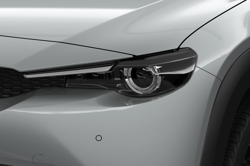 ヘッドライトは新世代のマツダデザインに共通するシリンダー形状による奥行きのある造形を採用し、リアコンビネーションランプは立体感を際立たせるため、アウターレンズを感じさせないようユニット形状に沿わせる手法を取った