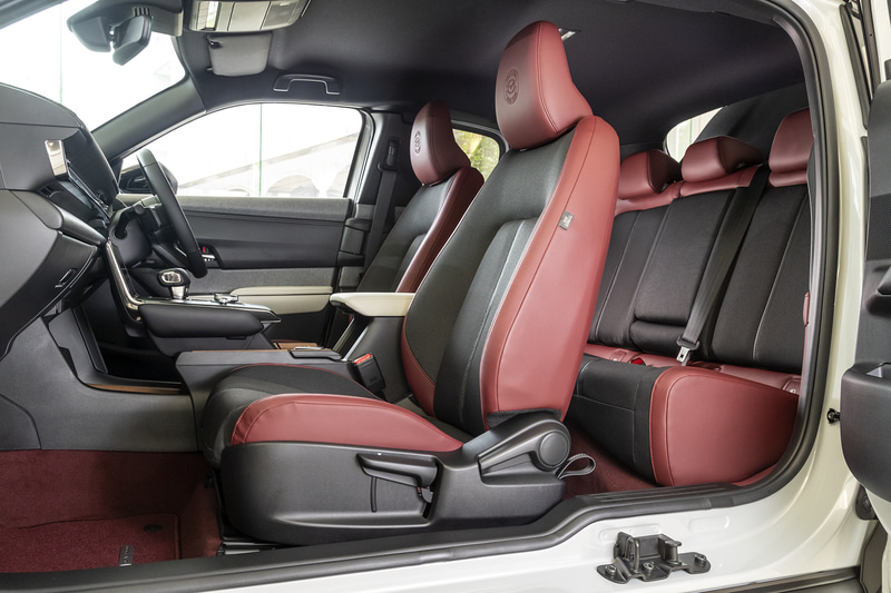 室内ではシート素材にクロス（ブラック）と合成皮革（レッド）を組み合わせた「インテリアパッケージ」を採用