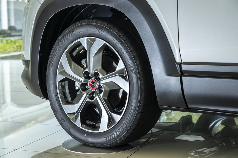 ボディカラーに専用2トーンのセラミックメタリック/マローンルージュメタリックを採用するとともに、フロントヘッドレスト、ホイールキャップなどに創立100周年を記念するスペシャルロゴをあしらった