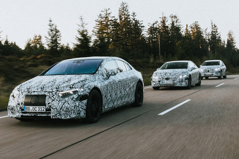 MBUX（Mercedes-Benz User Experience）や運転支援システムなど、メルセデス・ベンツの先駆的な分野横断的な技術も搭載される