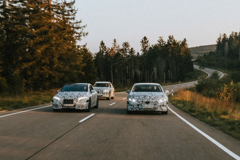 MBUX（Mercedes-Benz User Experience）や運転支援システムなど、メルセデス・ベンツの先駆的な分野横断的な技術も搭載される