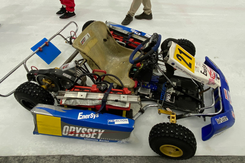 ERK(Electric Racing Kart)こと、電動カートがこちら。通常のカートと違うのは、シートを挟んで左右にバッテリーが搭載されていることくらいで、スイッチを押せばスタート準備完了。アクセルを踏むと、音もなくバビュンッと鋭い加速を見せ、それだけでもワクワクさせてくれます。今回は4台のカートごとに速さの差があったため、どのチームがどのマシンに乗るかはくじ引きで決めていました。ただ、周回を重ねるごとにスパイクのピンが抜けてしまって滑りやすくなったり、バッテリーが弱くなったりで、結局のところどのマシンが有利だったのかは不明です(笑)