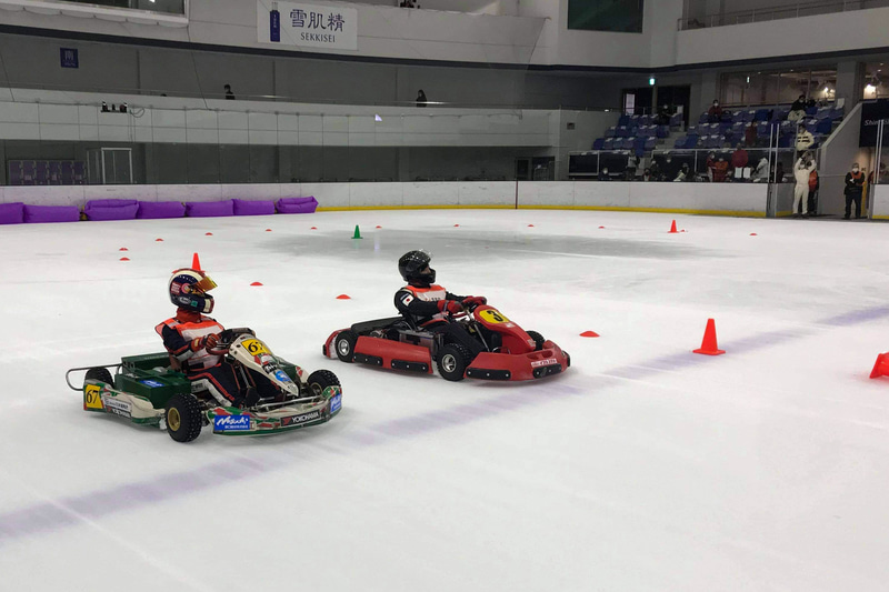 この「第1回 SDGs ERK on ICE 氷上の電気レーシングカートの祭典」の模様は、日本EVクラブの公式Webサイトで後ほど動画レポートがアップされるそうです。合言葉に「Stopクルマ離れ」があるように、子どもや若者にも運転の楽しさを伝えたい。でも環境への負担を大きくしてしまっては、子どもや若者の未来にも負担がかかってしまう。それならば、ゼロエミッションの電動カートで、天候に左右されず交通アクセスもよいスケートリンクで行なえば、すべての要素が叶えられるのではないか。そんなことからスタートしたこの新しいモータースポーツを、ぜひチェックしてみてくださいね