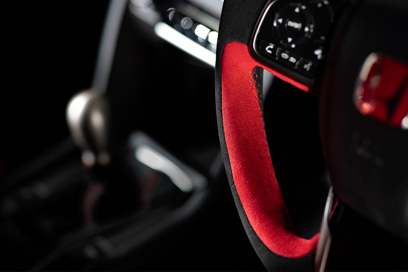 車内ではステアリングの表皮にアルカンターラを採用したほか、シフトノブをティアドロップ形状に変更