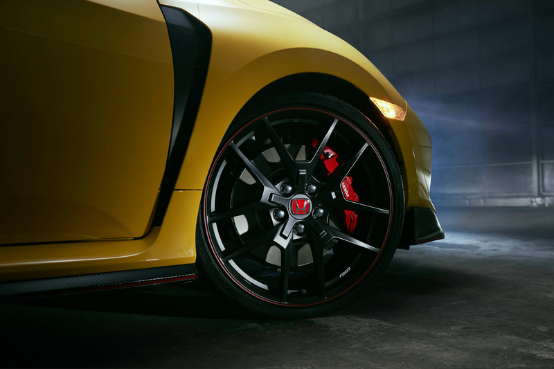 シビック TYPE R Limited EditionではBBS製20インチ鍛造アルミホイールやミシュラン パイロットスポーツ Cup2（タイヤサイズは前後245/30ZR20）などを装備