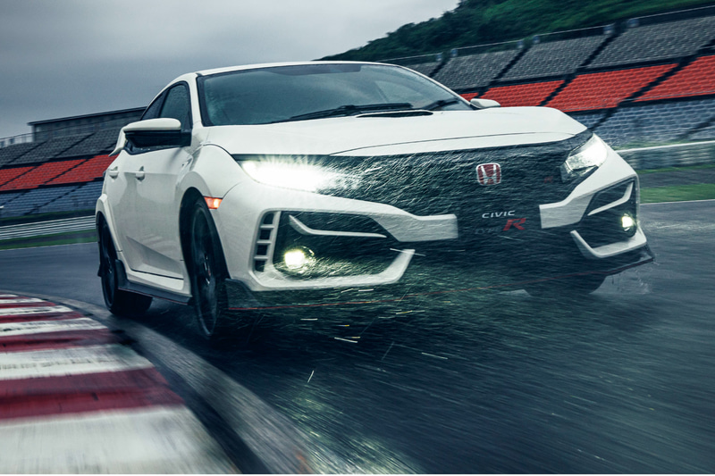 シビック TYPE Rのボディサイズは4560×1875×1435mm（全長×全幅×全高）、ホイールベースは2700mm。車両重量は1390kgで、乗車定員は4名