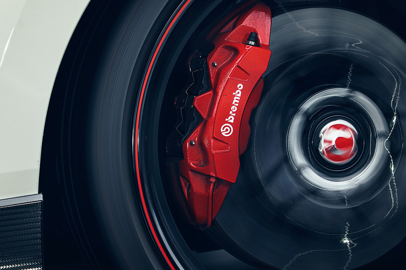 シビック TYPE Rのボディサイズは4560×1875×1435mm（全長×全幅×全高）、ホイールベースは2700mm。車両重量は1390kgで、乗車定員は4名