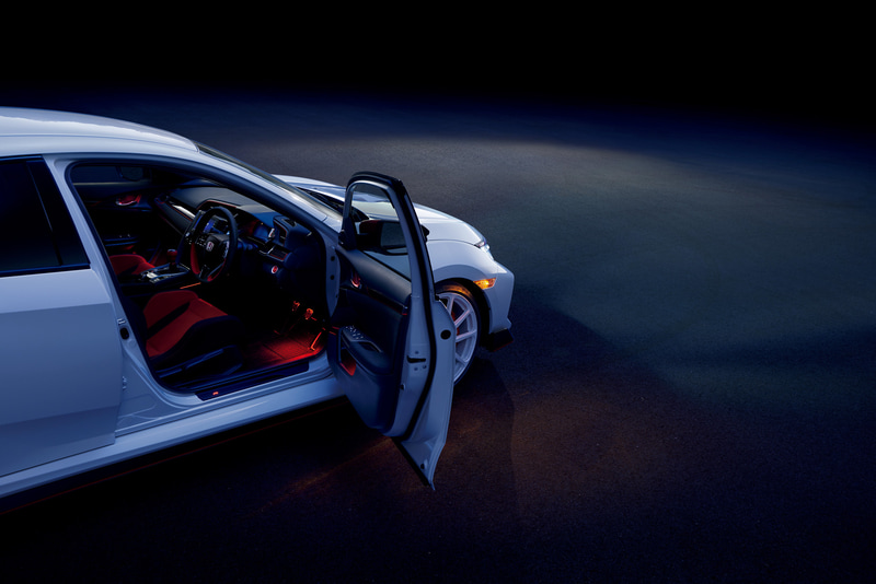 エンジンスイッチONでイルミネーションが点灯する「インナードアハンドル＆ドアポケットイルミネーション」。レッドとブルーの2色を設定し、価格は各1万4300円