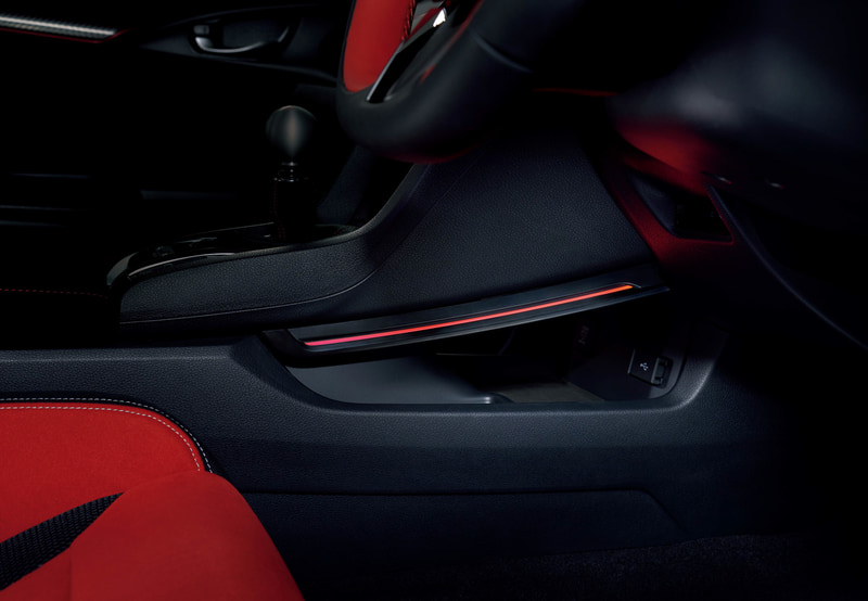 ほのかなLEDの灯りがレーシーな雰囲気を演出する「センターコンソールイルミネーション」（スモールランプ連動）。レッドとブルーを設定し、価格はそれぞれ3万7400円
