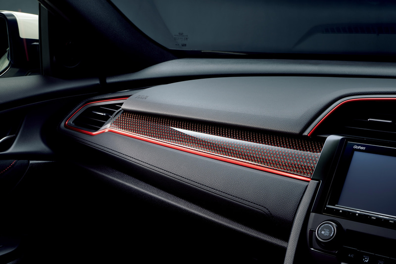 リアルカーボン×レッドポリエステル綾織りの「インテリアパネル」。インストルメントパネル用は運転席・助手席側3枚セットで4万9500円、センターコンソールパネル用は2万8600円、ドアパネル用はフロント用左右セットで4万7300円