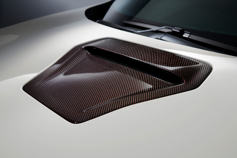 レーシーな印象をより強調するリアルカーボンの「フードエアインテーク」（13万2000円）