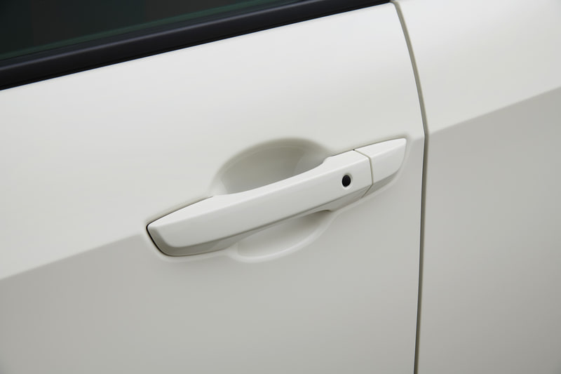 爪などによるキズ付きから保護する「ドアハンドルプロテクションフィルム」。フロント・リア用左右4枚セットで2750円