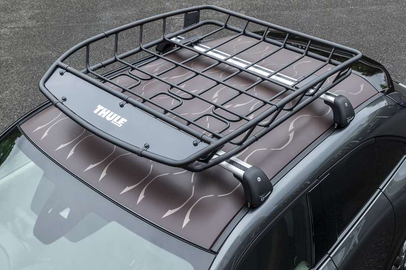 MX-30ではルーフデカールも用意される。写真はブラウンでブラックも用意され、価格は各6万8200円