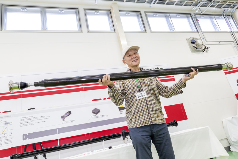 軽々と持ち上げられるショーワのカーボンプロペラシャフト