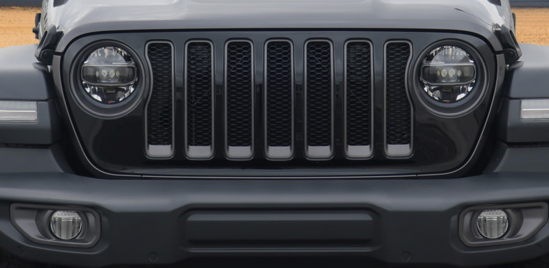 ブラック仕上げのフロントグリル