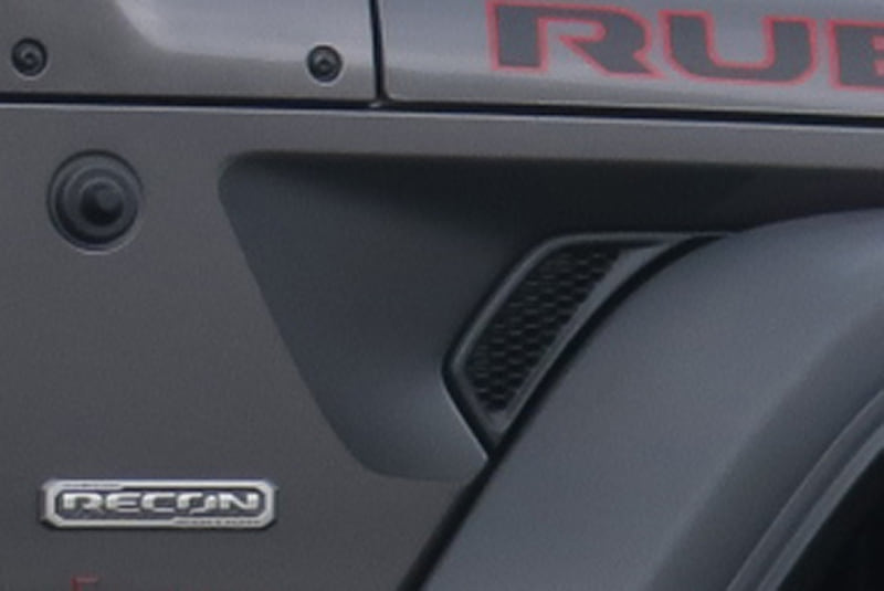 エンジンフードとフェンダーにブラックデカールを採用