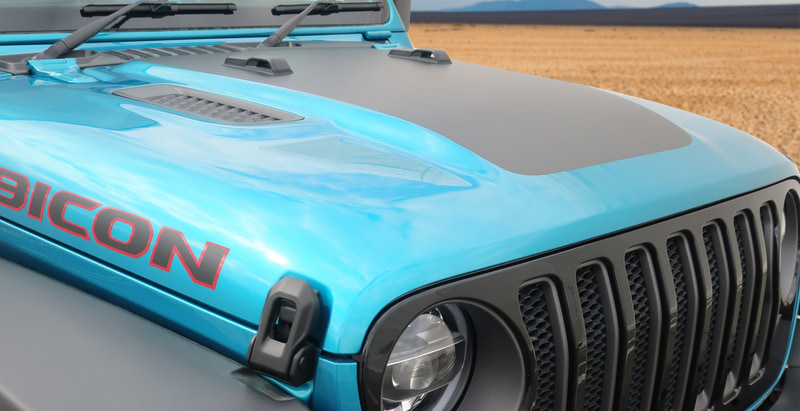 エンジンフードとフェンダーにブラックデカールを採用