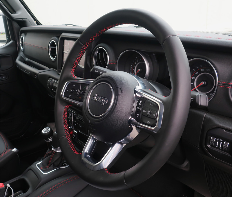 レッドカラーシートベルトを採用するインテリア