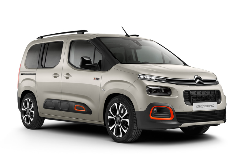 オレンジのアクセントカラーが目を引くベルランゴ SHINE XTR PACK（ボディーカラー：サーブル）。ホイールは17インチの“PONTEVEDRA”アロイホイール