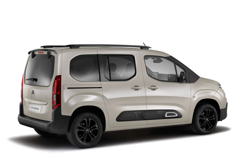 オレンジのアクセントカラーが目を引くベルランゴ SHINE XTR PACK（ボディーカラー：サーブル）。ホイールは17インチの“PONTEVEDRA”アロイホイール