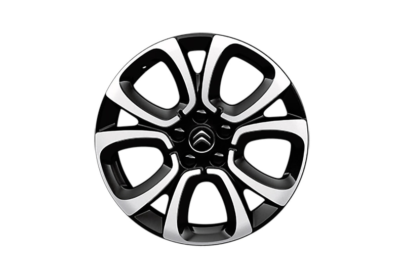 オレンジのアクセントカラーが目を引くベルランゴ SHINE XTR PACK（ボディーカラー：サーブル）。ホイールは17インチの“PONTEVEDRA”アロイホイール