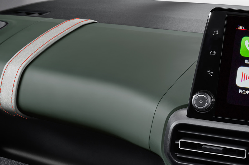 シートやダッシュボードにもオレンジのアクセントが入る