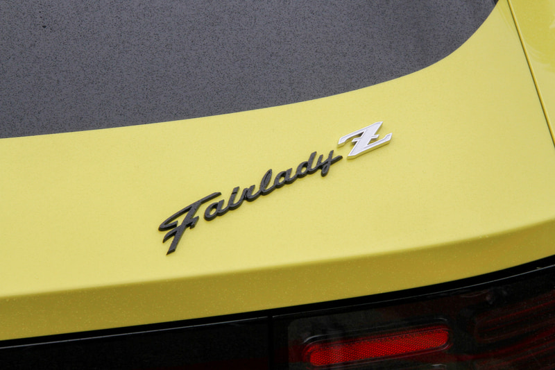 リアのFairlady Zのエンブレムは、Z PROTO完成ギリギリのタイミングで斜めのレイアウトに変更になったという