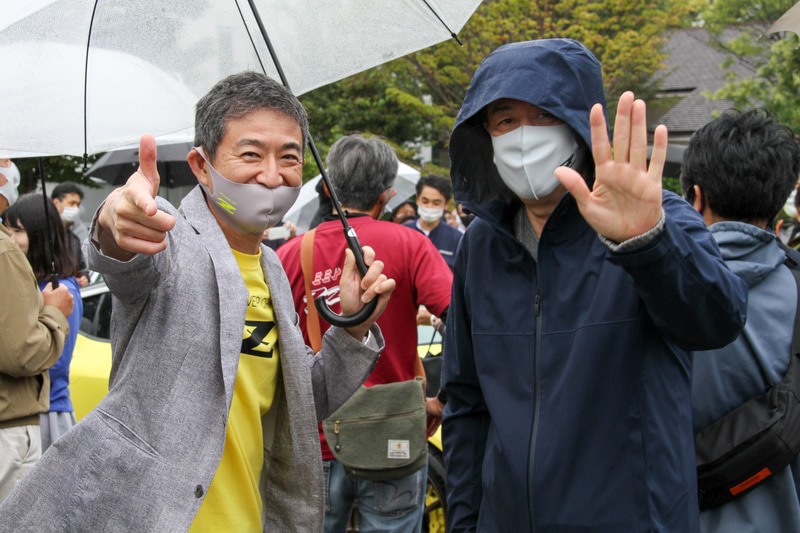 チーフプロダクトスペシャリストの田村宏志氏（左）と撮影に応じていただいたのが内田社長。申し訳ありません、フードとマスクではじめ分かりませんでした……