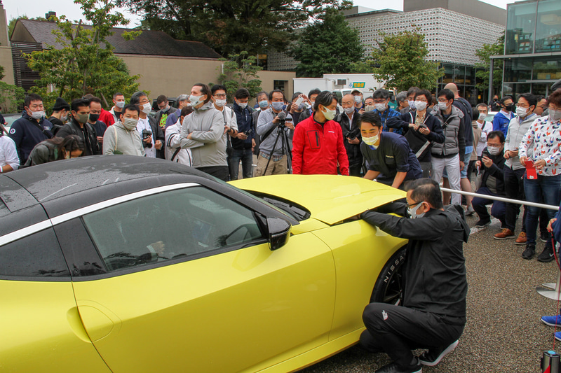 会場ではエンジンも公開!?　と思いきや、ランプ類を点灯するための作業をするためにちょっとだけボンネットフードをオープン