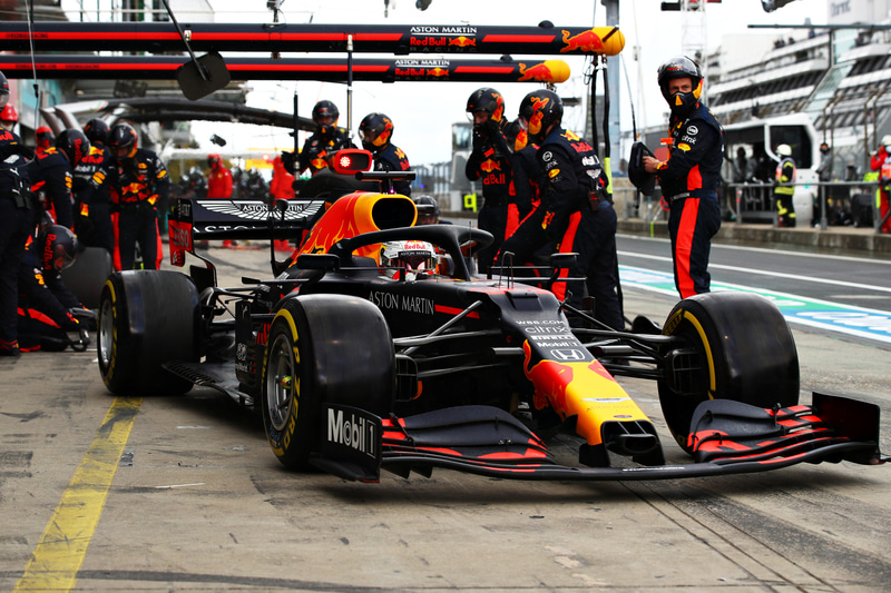 最初のピットインでタイヤ交換を行なうマックス・フェルスタッペン選手（33号車 レッドブル・レーシング・ホンダ）　（C）Getty Images / Red Bull Content Pool