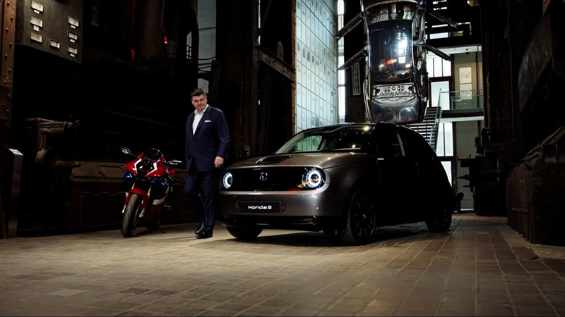 2台をじっくり眺めるピーター・ゼック氏