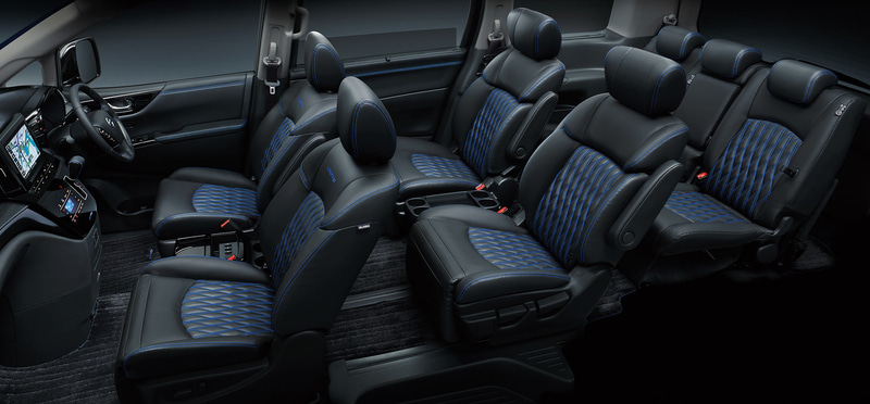 ブルーステッチが随所にあしらわれた内装