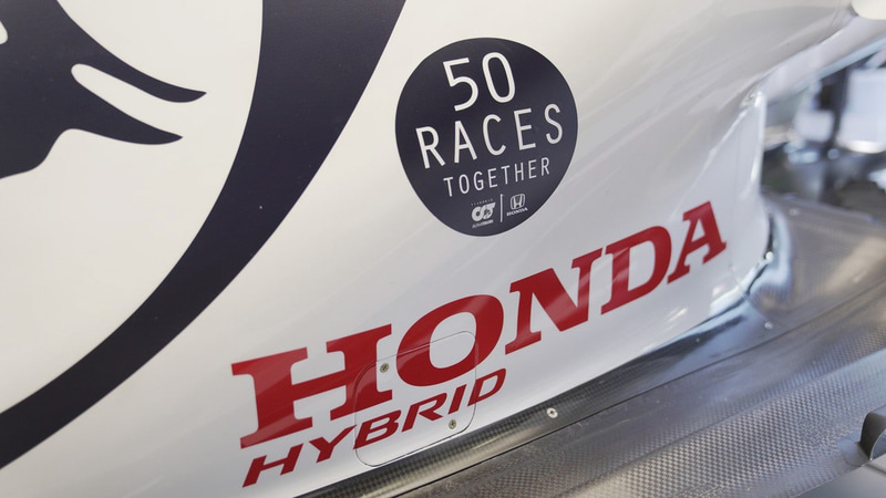 ガスリー選手のマシンに描かれた「50 RACES TOGETHER」のステッカー。ガスリー選手の勝利の要因となった