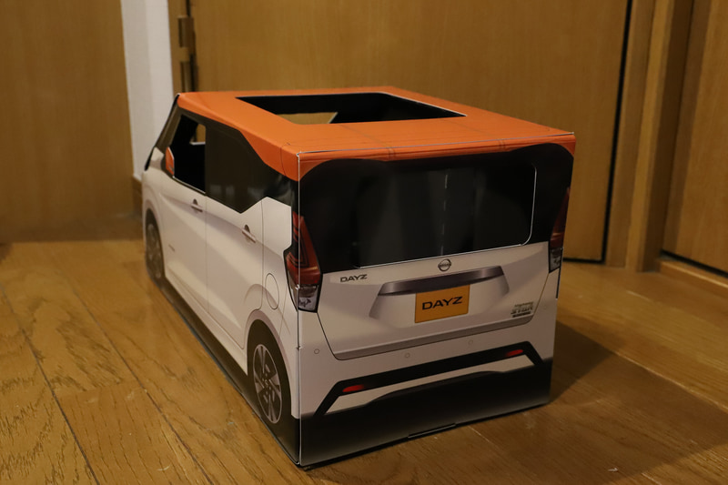 こちらが組み立てたおうち用にゃっさんデイズ。サイズは510×250×250mm（奥行き×高さ×幅）なので、そこそこ大きい。実車ではガラスが入っているフロント、サイド、リアの部分と、ルーフ部分に穴が開いている
