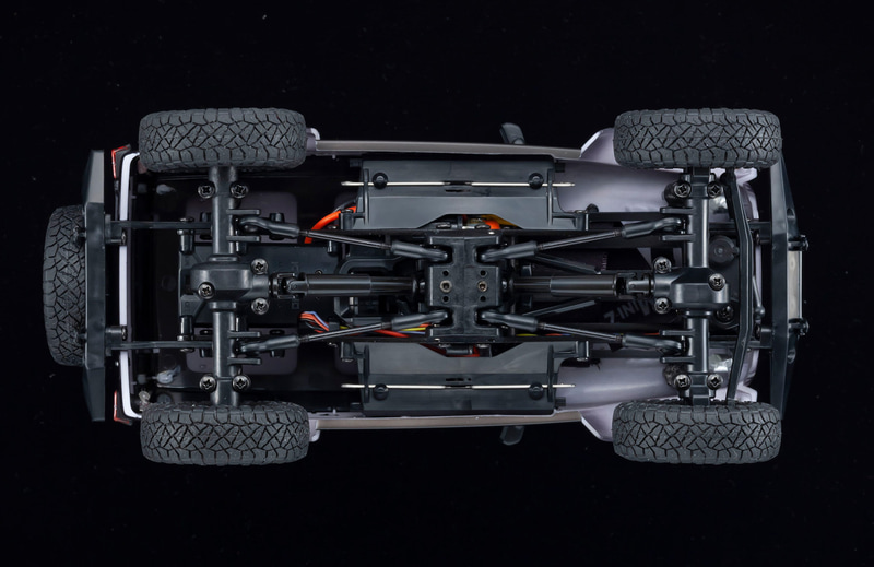 ミニッツ4×4は、ラダーフレームやリンク式リジッドアクスルサスペンションといった1/10スケールのオフロードモデルと同様のメカニズムをミニッツサイズに凝縮させた