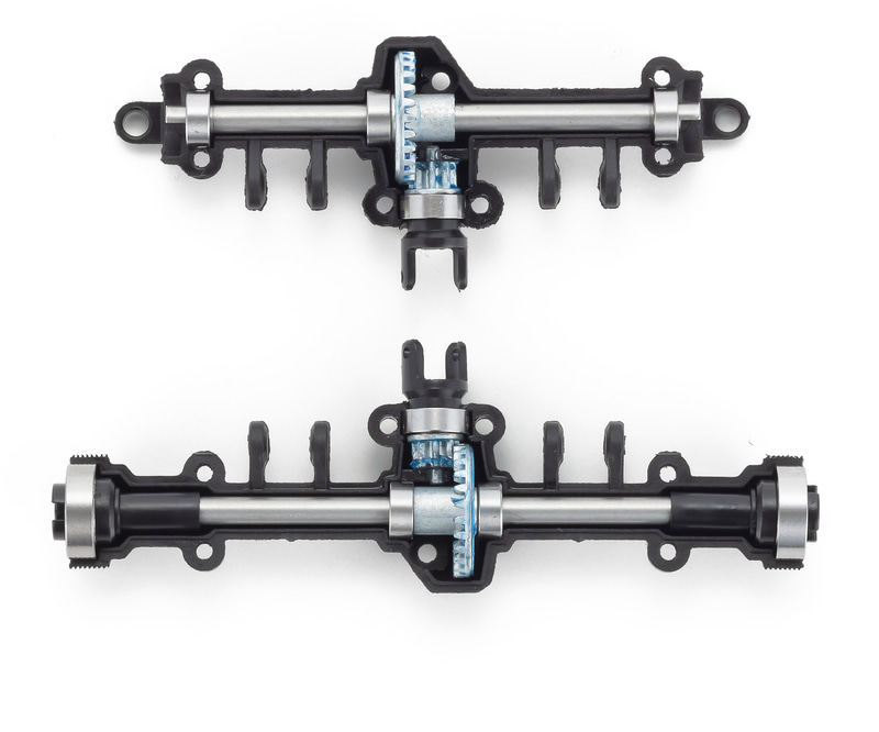 ラダーフレームに吊り下がるリンク式、前後ソリッドアクスルサスペンション。よりタフな走行シチュエーションを想定して、走行中に負荷がかかる箇所には金属製ギヤを採用して耐久性にも配慮