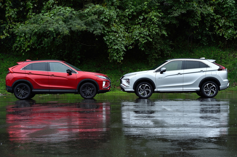 従来モデル（左）から140mm全長が伸びた新型エクリプス クロス（右）