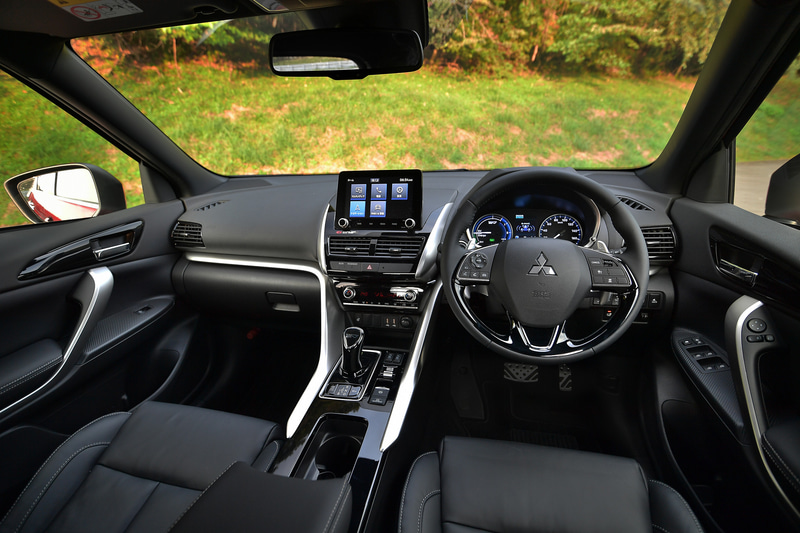 メーカーオプションの本革シートは従来のブラックに加えてライトグレーを新設定。スマートフォン連携ナビゲーション（SDA）の画面は8インチに